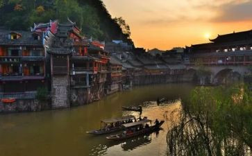 边城读后感8篇(《边城》：边疆风情，心灵边界)