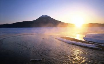 老人与海读后感600字作文最新5篇(海的故事：老人与坚持)