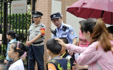 爱护校园讲究卫生演讲稿模板5篇(1. 清洁有爱，我们的校园更美丽：卫生演讲稿模板5篇
2. 爱护校园，从卫生做起：5篇演讲稿模板
3. 保卫校园卫生，共建美好明天：5篇演讲模板
4. 校园卫生，我们的责任：5篇演讲稿模板
5. 共同守护校园的清洁，传递美好：5篇演讲模板)
