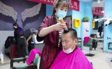 中班角色游戏《理发店》教案6篇(《剪发游戏：中班角色扮演教案系列》)