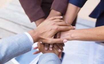 关于团结互助的演讲稿范文5篇(1. Fostering Unity and Mutual Support: 5 Inspirational Speeches
2. Strength in Solidarity: 5 Speech Exemplars on Unity and Help
3. Building Bonds, Lending a Hand: 5 Exceptional Speech Samples
4. The Power of Togetherness: 5 Speeches on Unity and Assistance
5. Unite and Thrive: 5 Speeches Encouraging Mutual Support)