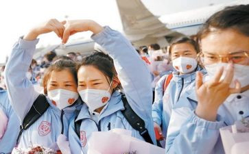 感动中国教师人物事迹5篇(教育英雄：五位感动中国的教师)