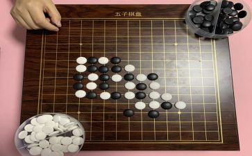 下五子棋作文参考6篇(五子棋作文参考：智慧对决，棋逢对手)