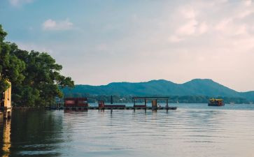 《西湖》教案6篇(《西湖》教案系列：探索湖光山色，领略千年文化)