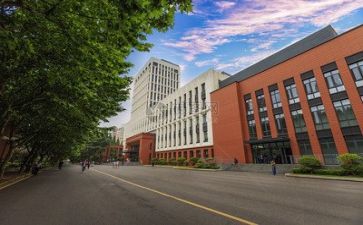 学校校长述职报告8篇(校长述职报告：8篇精华，展现卓越管理智慧)