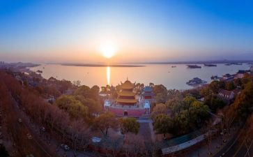 《岳阳楼记》的优秀教案8篇(《岳阳楼记》教案集锦:8篇优秀教案助力学生深入理解经典)