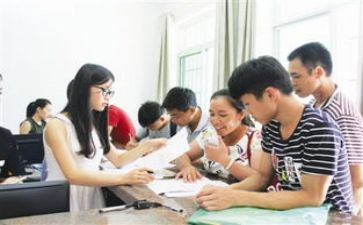 大学生助学金申请书800字4篇(助学金申请攻略：4篇800字完美指南)